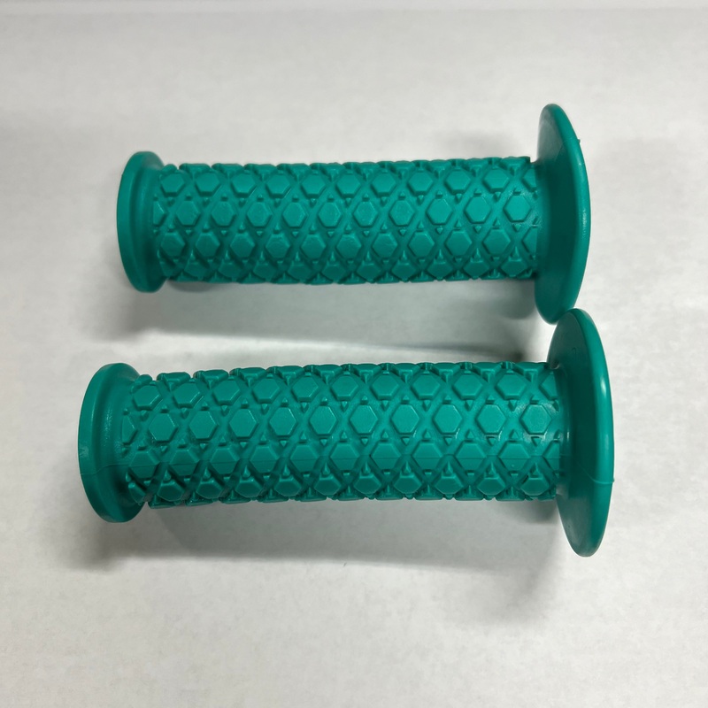 BICYCLE GREEN GRIPS FITS BMX SCHWINN HUFFY MURRAY GIRLS OTHERS NOS